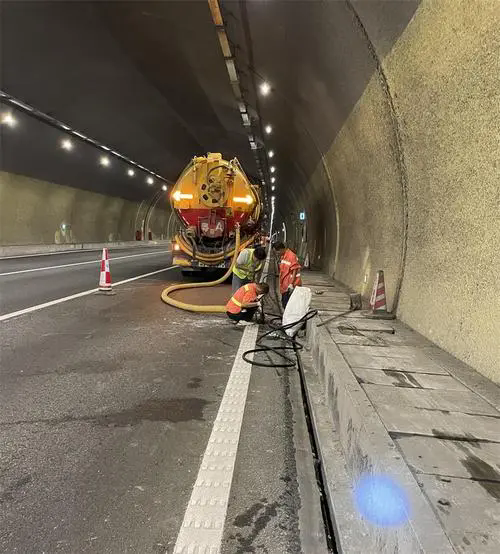 凤阳隧道排水渠清淤